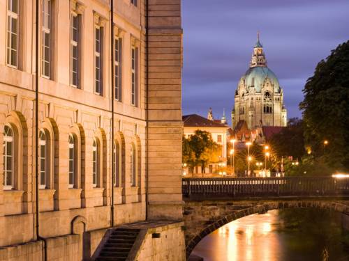 Leineschloss mit Blick auf das Neue Rathaus