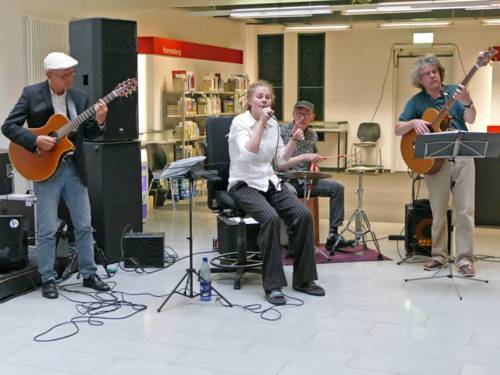 „Le Canard Noir“ spielen in der Stadtbibliothek