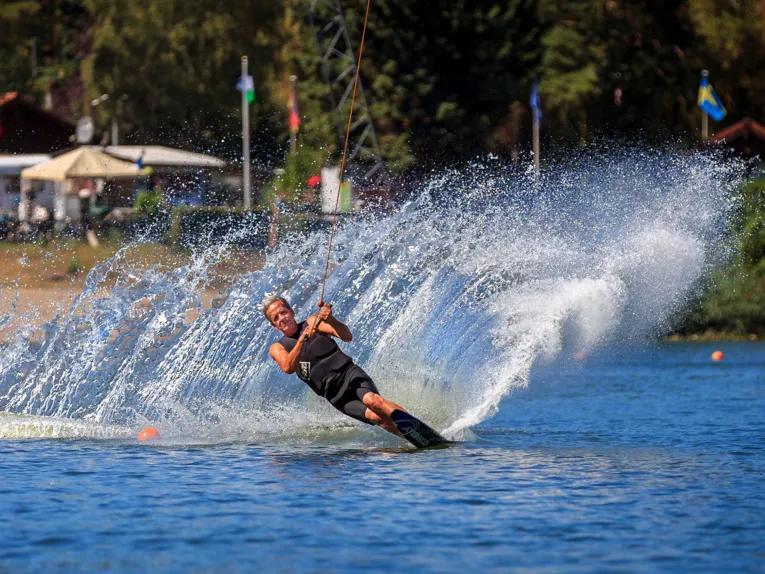 Wasserskifahrer auf dem Blauen See