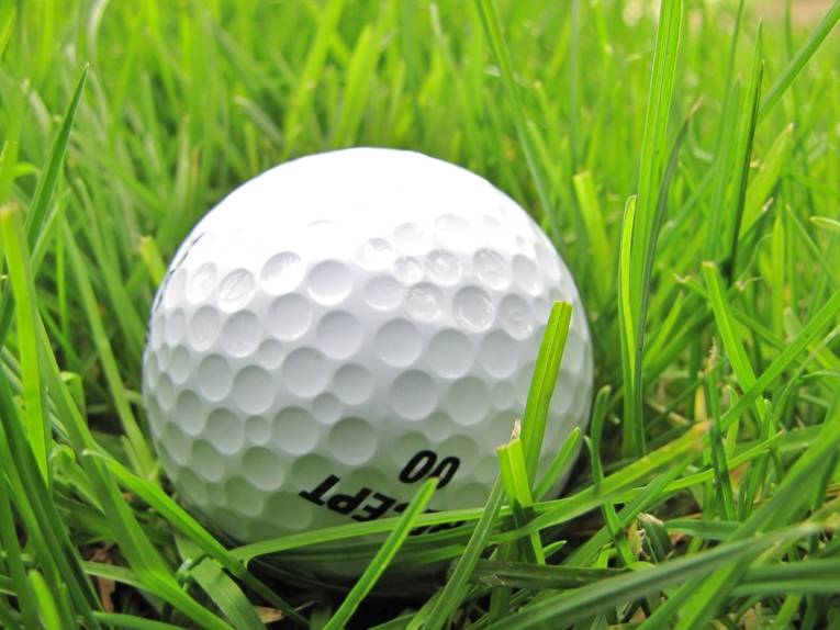Golfball im Gras