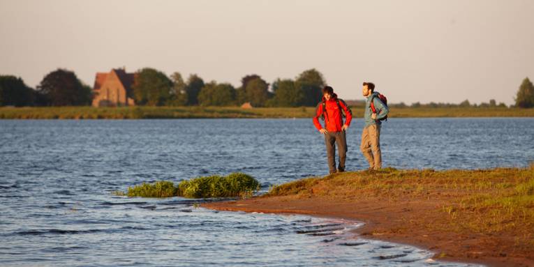 Spaziergänger an der Ems