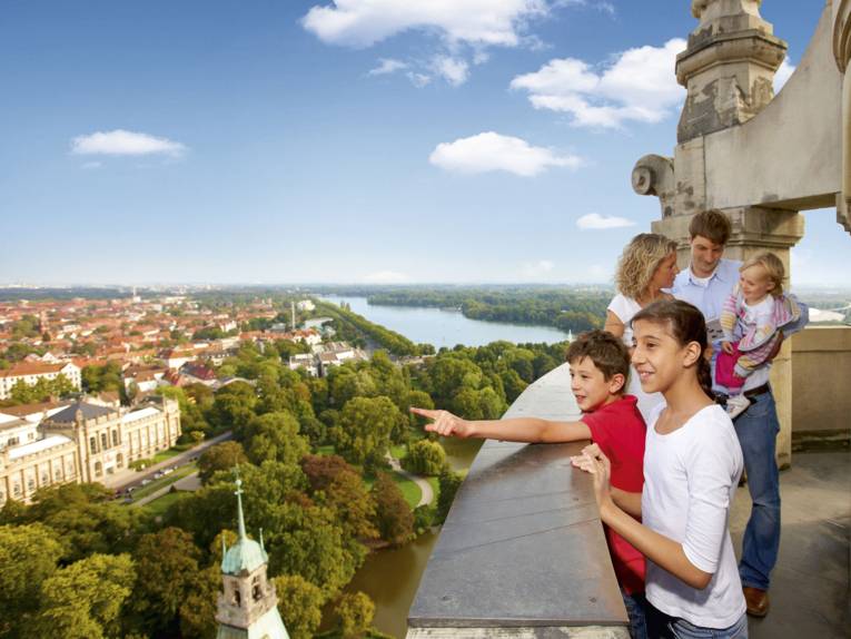 Eine Familie auf der Kuppel des Neue Rathauses.