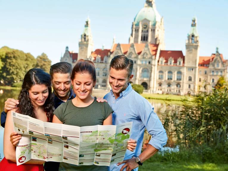 Gruppe vor dem Neuen Rathaus