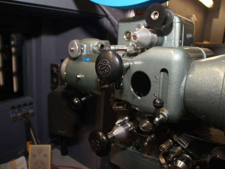 ein Teil eines Filmprojektors im Kino.