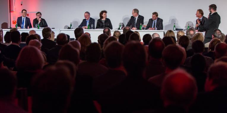 Hannovers Dezernentinnen und Dezernentin sowie der Oberbürgermeister während der Podiumsdiskussion