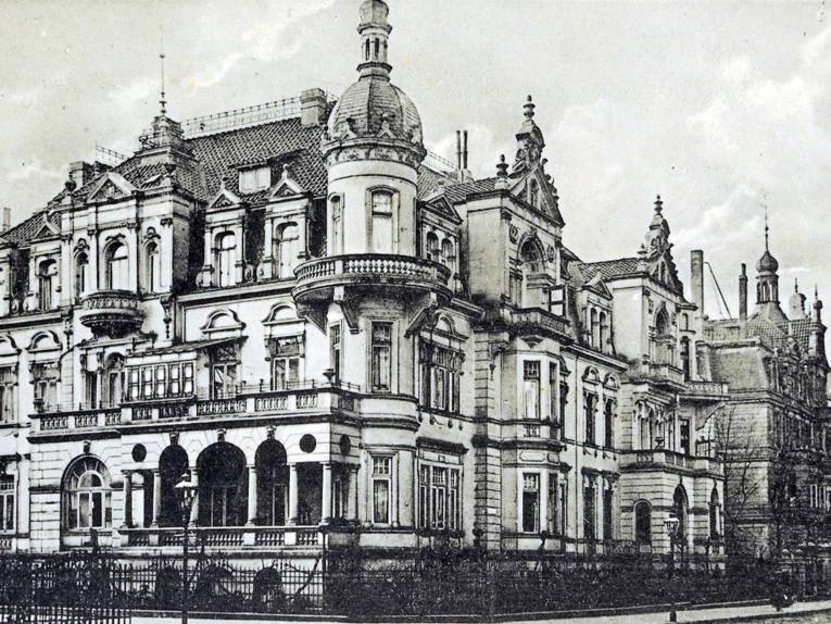 Eine Altbau-Villa (schwarz-weiß).