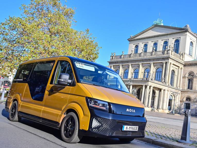 Kleintransporter vor historischem Gebäude