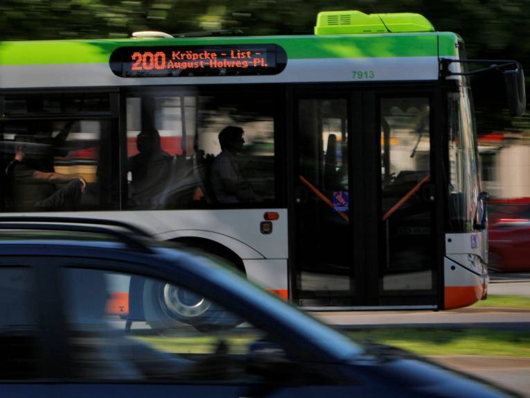 Ein Auto und ein Bus