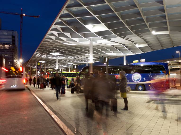 Ein Busbahnhof bei Nacht