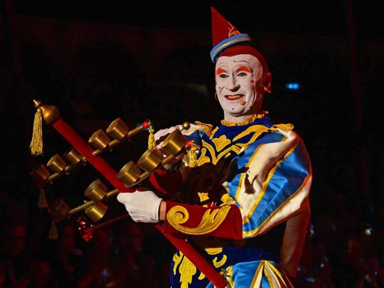 Als Clown verkleideter Mann