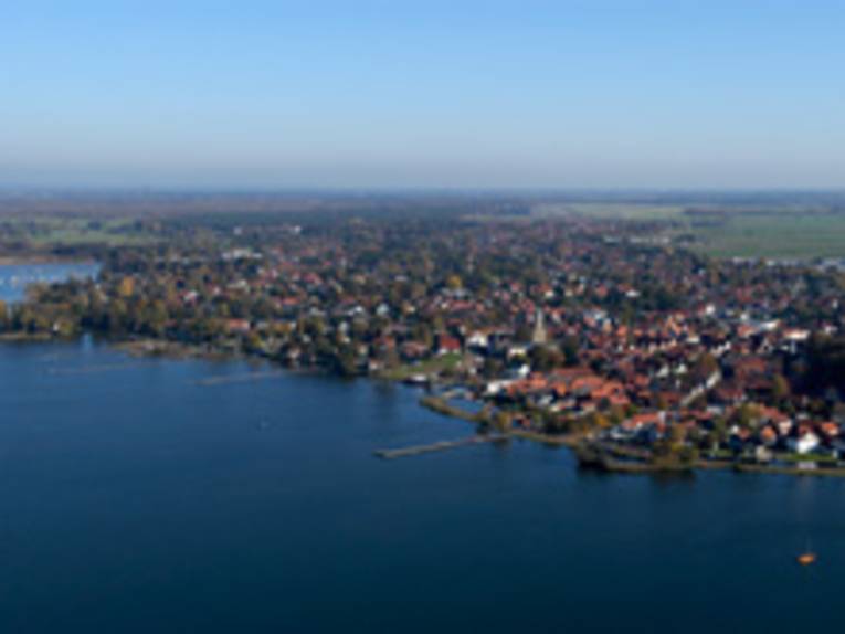 Wasserfläche und ein Ort aus der Luft fotografiert.