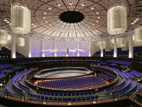 Ein Konzertsaal. Ein Konzertsaal.